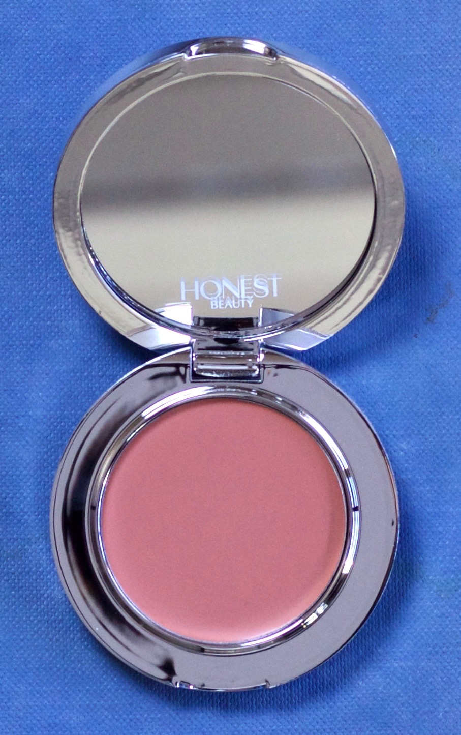 What really got me excited about this blush are the 6 shades it’s offered in. My shade, Truly Exciting, is a pink rose. It’s no problem for you to find your own perfect shade on Honest’s website. They show each blush color on an array of models with diverse skin tones.