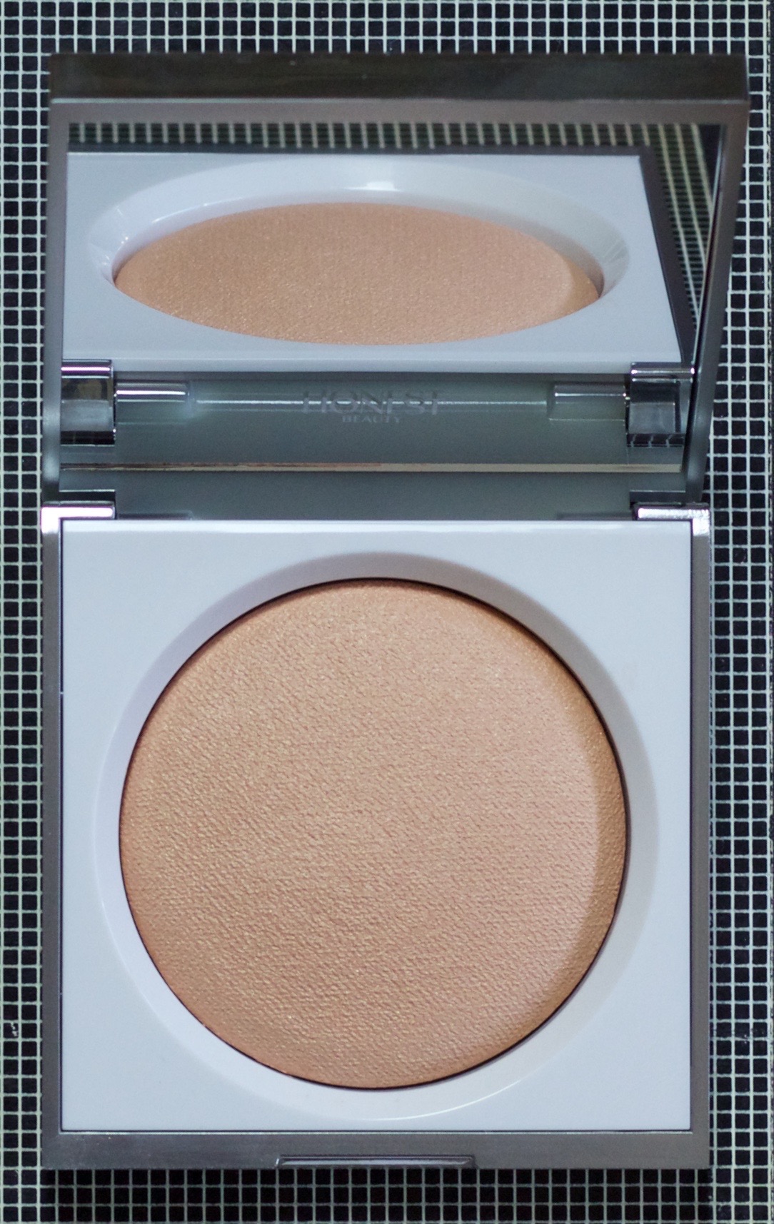 The new Luminizing Powders from Honest Beauty can be used to sculpt, highlight or set.