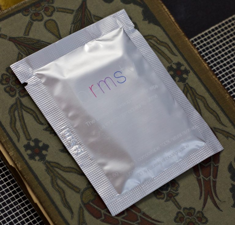 RMS Ultimate Makeup Remover Wipes: Coconut Oil with Convenience – The 